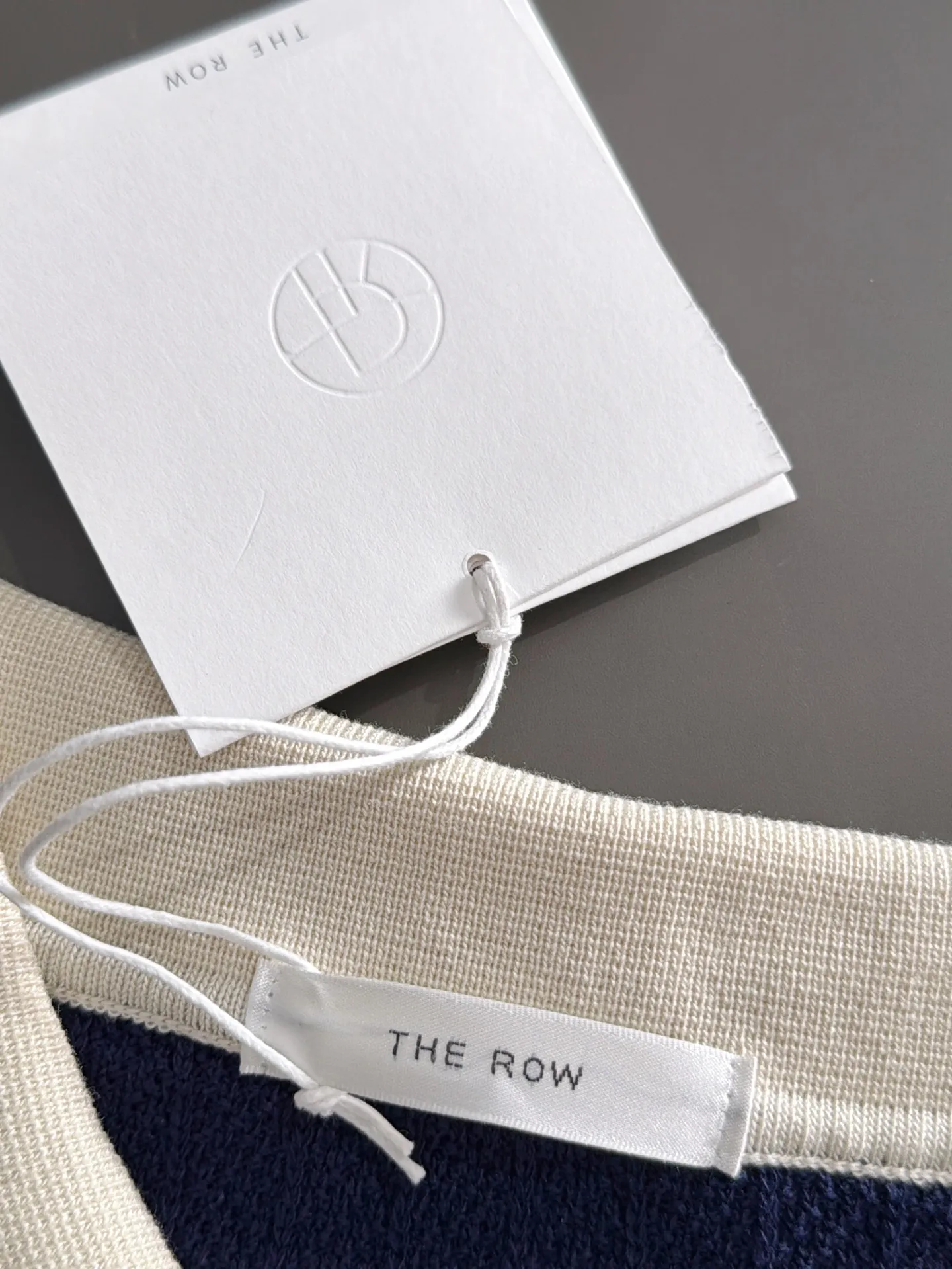 Shipping next day TR high quality - The Row 26ss New Arrival men's short-sleeved T-shirt. Like LP and BC, it belongs to the same old-money style top-notch light luxury brand. The New Arrival Original men's casual short-sleeved shirt is made of combed cotton yarn knitted imitation cotton fabric. Exclusive Premium custom-controlled raw materials. 14-needle precision knitting. The iconic waffle soul is woven. The three-dimensional texture flows with subtle light and shadow. Viewed from a distance, it is introverted. It shows when you touch it closely. It feels substantial when weighed. The upper body is also more textured than ordinary T-shirts. Fashionable Versatile Hot Sale. It is skin-friendly and comfortable to wear. Premium boutique. The upper body is made of Factory's fine workmanship. A must-have item for men. Complete with three standards. Sizes M-3XL